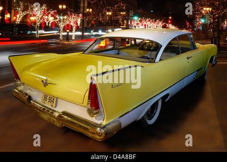 1957 Dodge Regent classic car au centre-ville de Montréal au Canada avec des lumières de Noël dans la nuit Banque D'Images