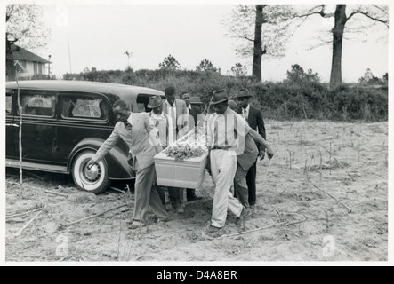 Cette photographie de 1941 de Jack Delano capture les funérailles d'un ouvrier afro-américain de scierie de 19 ans dans le comté de Heard, en Géorgie, reflétant les rites funéraires de l'époque. Banque D'Images