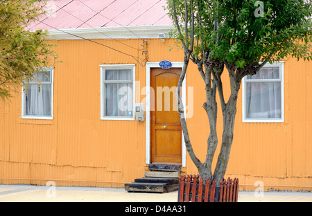 Peint de couleurs vives, la tôle ondulée couverte de maisons dans une rue à Puerto Natales.Puerto Natales, République du Chili. Banque D'Images