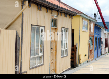 Peint de couleurs vives, la tôle ondulée couverte de maisons dans une rue à Puerto Natales.Puerto Natales, République du Chili. Banque D'Images