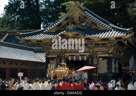 Portables mikoshi culte s'assied avant ornate shrine Reitaisai Shunki bâtiment au cours de Festival à Jinja Toshogu à Nikko Banque D'Images