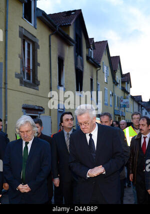 Backnang, Allemagne, le 10 mars 2013. Winfried Kretschmann Bade-wurtemberg's Premier (R) et l'ambassadeur turc Huseyin Avni Karslioglu (L) se tenir en face d'une maison, dans laquelle une femme et sept enfants sont morts dans un incendie en début de matinée, à Backnang, Allemagne, 10 mars 2013. Photo : Bernd Weissbrod/dpa/Alamy Live News Banque D'Images