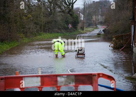 Une route fermée à cause de la France inondations dues à de fortes pluies. Route fermée signe, signe d'inondation et d'orange les obstacles. Ouvriers travailler pour tenter d'effacer les eaux des crues avec les pompes à eau. Banque D'Images