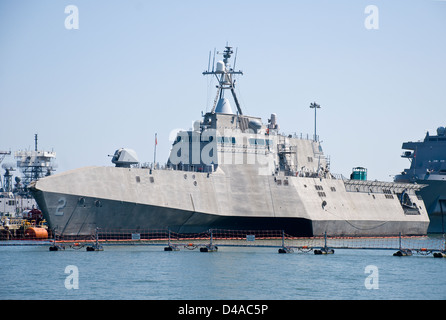 United States Littoral Lutte contre le USS Indépendance (LCS-2) est montré à quai à la base navale de Norfolk de Norfolk, Virginie, USA, Banque D'Images