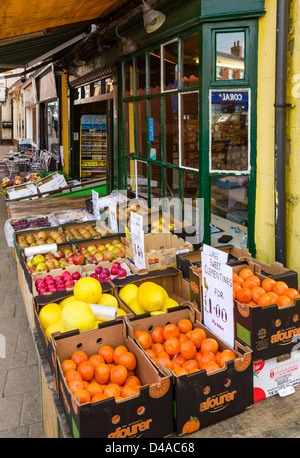 Légumes traditionnels shop sur Market Street (la rue principale), Ashby De La Zouch, Leicestershire, East Midlands, Royaume-Uni Banque D'Images