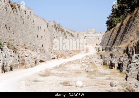 Rhodes. La Grèce. Le fossé sec qui entoure les murs de la vieille ville médiévale. Banque D'Images