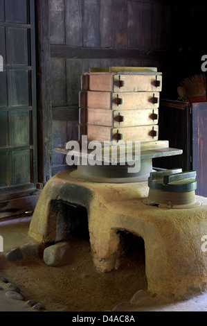 Village historique residence cuisine intérieur avec des fours à bois en terre et de vapeur à Nihon Minkaen Folk Village en plein air Museum Banque D'Images