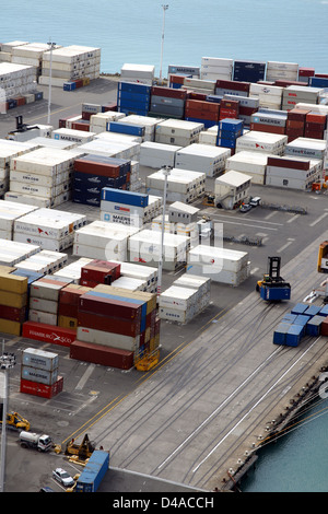 Les contenants d'expédition dans le Port de Napier un moyeu d'exportation et d'importation sur les néos-zélandais côte est en attente d'être chargées à bord du navire Banque D'Images