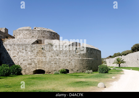 Rhodes. La Grèce. Le fossé sec qui entoure les murs de la vieille ville médiévale. Banque D'Images