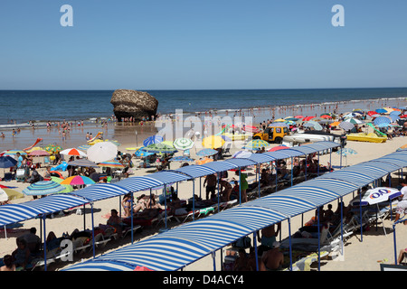 Plage de Matalascanas avec la Torre la Higuera. La province de Huelva, Andalousie Espagne Banque D'Images