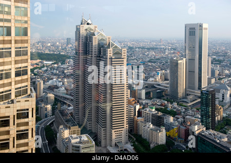 Vue aérienne du centre-ville de Tokyo city skyline à partir de la plate-forme d'observation du métro de Tokyo Shinjuku Ouest dans immeuble du gouvernement Banque D'Images