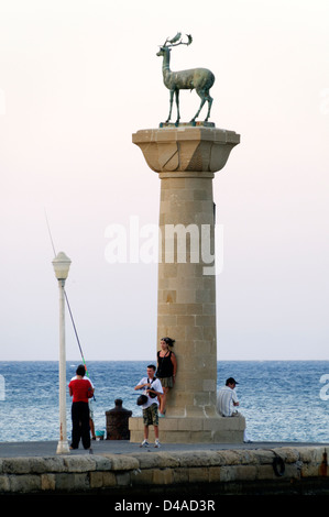 Rhodes. La Grèce. Une colonne avec une statue de cerf sur haut, où un pied du colosse de Rhodes a été soupçonné d'avoir réservé. Banque D'Images