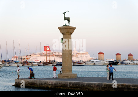 Rhodes. La Grèce. Une colonne avec une statue de cerf sur haut, où un pied du colosse de Rhodes a été soupçonné d'avoir réservé. Banque D'Images