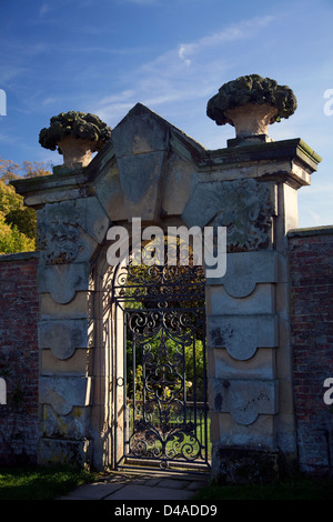 À la porte du jardin clos,château Howard,North Yorkshire Banque D'Images