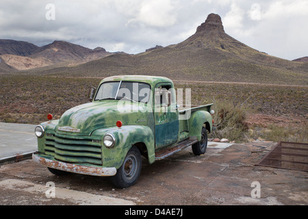 Un vieux pickup garé sur la Route 66 à côté d'une montagne Banque D'Images