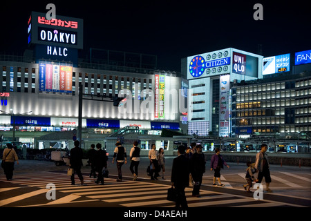 Vue de nuit du côté ouest de la gare la plus achalandée du Japon, la gare de Shinjuku, à Shinjuku, Tokyo, Japon. Banque D'Images