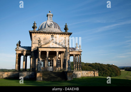 Le Temple des Quatre Vents avec le mausolée dans l'arrière-plan, le château Howard,North Yorkshire Banque D'Images