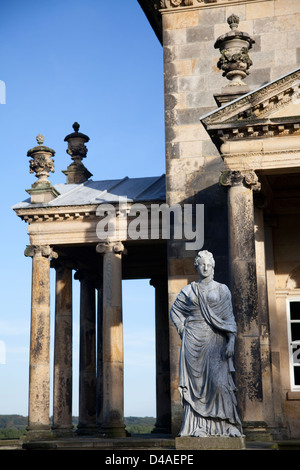 Statue devant le Temple du Quatre Vents,château Howard,North Yorkshire Banque D'Images