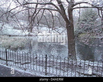 Le parc Kelvingrove, Glasgow, Royaume-Uni. 10 mars, 2013. Retour à l'hiver du parc Kelvingrove avec de nombreuses averses de neige tout au long de la journée. Banque D'Images