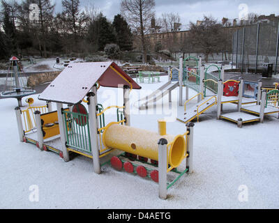 Le parc Kelvingrove, Glasgow, Royaume-Uni. 10 mars, 2013. Retour à l'hiver du parc Kelvingrove avec de nombreuses averses de neige tout au long de la journée. Le parc déserté swing en raison de la neige. Banque D'Images