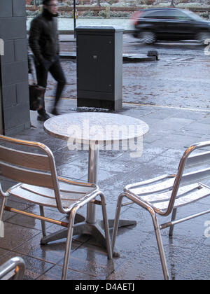 Le parc Kelvingrove, Glasgow, Royaume-Uni. 10 mars, 2013. Retour à l'hiver du parc Kelvingrove avec de nombreuses averses de neige tout au long de la journée. La neige sur les tables à café juste à l'extérieur du parc, Banque D'Images