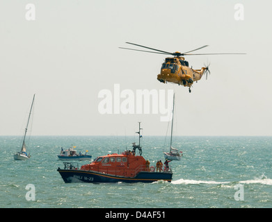Hélicoptère de sauvetage Sea King avec bateau de la RNLI Banque D'Images
