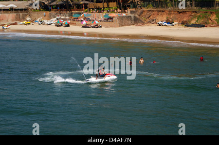 Au cours de l'excès de scooter de l'eau des plages de Goa.Jet Ski Sports Nautiques Vue de plage de Sinquerim à Goa , Inde Banque D'Images