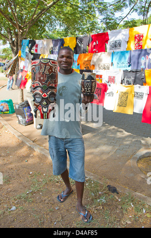 Maputo, Mozambique - le 29 avril : homme non identifié la vente de masques africains traditionnels sur le marché, à Maputo, au Mozambique, le 29 avril 2012. Le marché local est populaire parmi les habitants et est l'un des touristes attraction de la ville. Banque D'Images