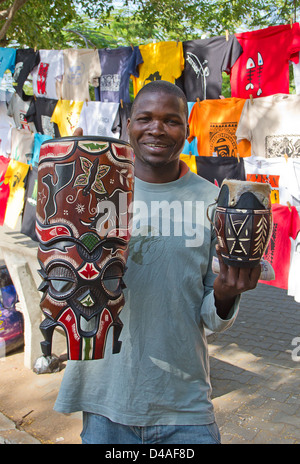 Maputo, Mozambique - le 29 avril : homme non identifié la vente de masques africains traditionnels sur le marché, à Maputo, au Mozambique, le 29 avril 2012. Le marché local est populaire parmi les habitants et est l'un des touristes attraction de la ville. Banque D'Images