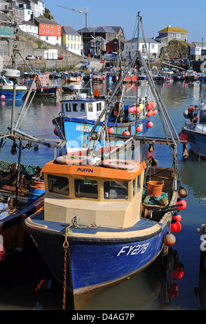 Bateaux de pêche dans le port de Mevagissey, Cornwall, England, UK Banque D'Images