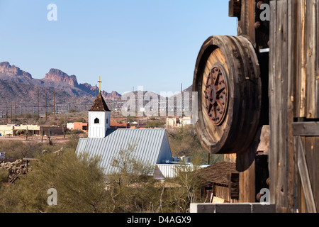 Une église et une roue en bois dans une ville fantôme près de Goldfield, Arizona. Banque D'Images
