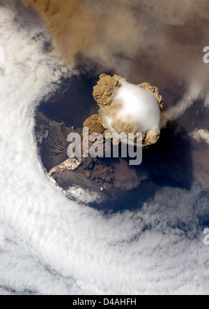 Éruption du volcan, éruption volcanique, le volcan Sarytchev, situé dans les îles Kouriles, dégénérer, vu de l'espace. Banque D'Images