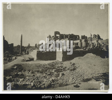 Le temple de Karnak en Égypte, site archéologique majeur, est photographié pour mettre en valeur la grandeur de son architecture et les obélisques emblématiques. C'est l'un des plus grands complexes de temples au monde et détient une importance historique et culturelle significative dans l'histoire égyptienne antique. Banque D'Images