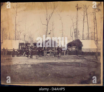 Une photographie d'Alexander Gardner de 1865 montrant le second corps Hospital à Brandy Station pendant la guerre de Sécession. L'image représente des soldats et du personnel médical dans un hôpital temporaire mis en place pendant la guerre, dans le cadre des efforts de la Commission sanitaire des États-Unis pour améliorer les soins médicaux pour les soldats de l'Union. Banque D'Images