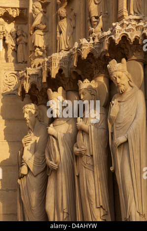 Gothique français. Statues sur la façade ouest de la cathédrale Notre-Dame. Ils représentent Saint Paul, le roi David et Bethsabée, un autre roi. Paris, France. Banque D'Images