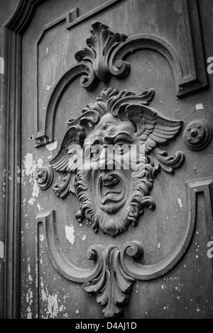 Masque gothique sur un vieil porte dans Milan - Italie Banque D'Images