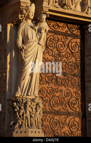 Notre Dame de Paris. Une statue de Marie et l'enfant Jésus sur le trumeau du portail de la Vierge. L'Ouest l'avant de la Cathédrale Notre Dame, France. Banque D'Images