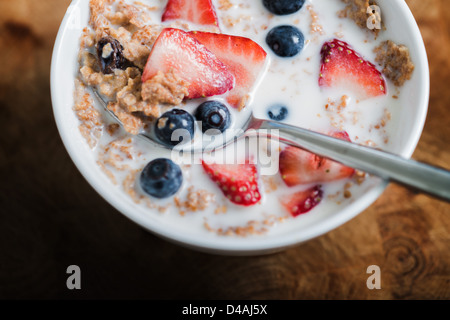 Bran Flakes céréales petit déjeuner avec des bleuets et fraises Banque D'Images