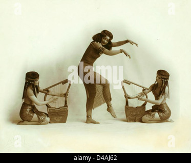 Ruth Saint Denis avec deux inconnus danseurs dans Egypta. Banque D'Images