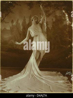 Ruth, Denis se produit dans *The Greek Veil*, une pièce de danse moderne créée en 1918, mettant en valeur un costume et une chorégraphie d’inspiration grecque. La performance met en lumière les contributions de Denis au mouvement de la danse moderne, mêlant élégance et thèmes classiques. Banque D'Images