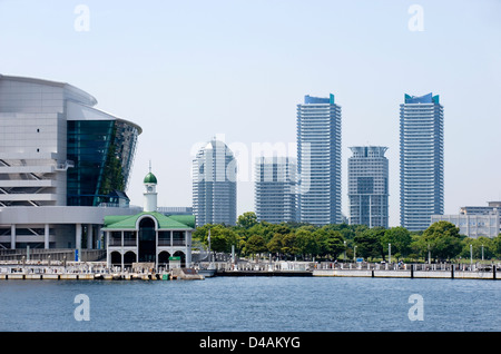 La copropriété de grande hauteur le long du bord de la Baie de Yokohama, Yokohama, Kanagawa, Japon Banque D'Images