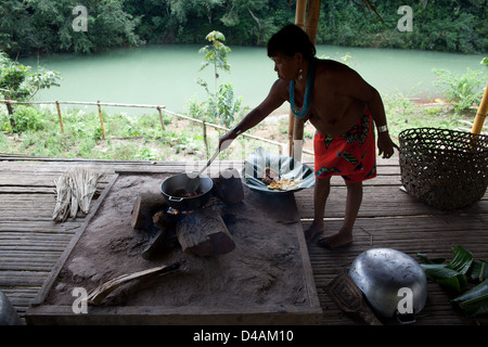 Les Indiens Embera femme faisant la nourriture à l'Embera Puru village, Rio Pequeni, République du Panama. Banque D'Images