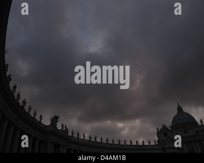 Saint Pierre dans la Cité du Vatican, Rome, au coucher du soleil dans un ciel nuageux Banque D'Images