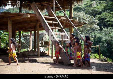 Les enfants indiens Embera au Village Embera Puru à côté de Rio Pequeni, République du Panama. Banque D'Images