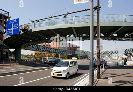 Le cercle de Yokohama à pied est une passerelle pour piétons sous la forme d'un cercle géant au-dessus d'une intersection achalandée. Banque D'Images