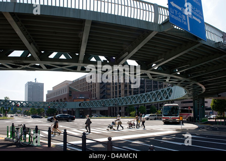 Le cercle de Yokohama à pied est une passerelle pour piétons sous la forme d'un cercle géant au-dessus d'une intersection achalandée. Banque D'Images