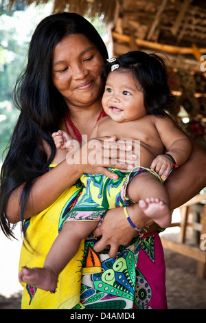 Les Indiens Embera femme et enfant au village Embera Puru, Rio Pequeni, province de Panama, République du Panama. Banque D'Images