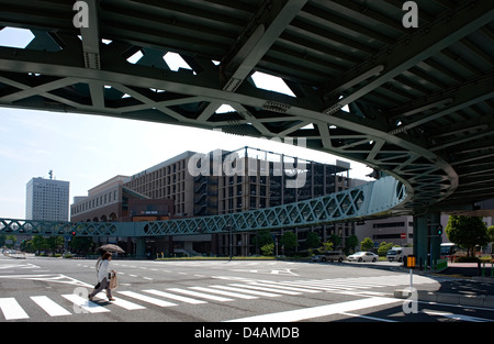 Le cercle de Yokohama à pied est une passerelle pour piétons sous la forme d'un cercle géant au-dessus d'une intersection achalandée. Banque D'Images