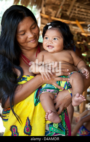 Les Indiens Embera femme et enfant au village Embera Puru, Rio Pequeni, province de Panama, République du Panama. Banque D'Images