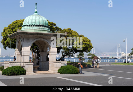 Logement de style arabe se trouve à une extrémité de Yamashita Koen, Yokohama's Waterfront Park, avec une vue sur le pont de la Baie de Yokohama. Banque D'Images